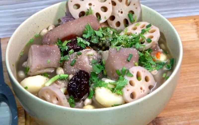  Thành phẩm canh đuôi heo hầm củ sen và đậu phộng