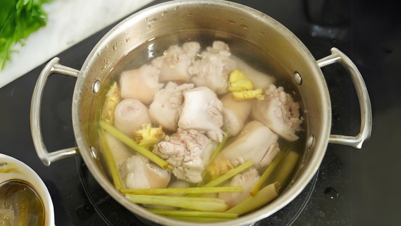 Sơ chế đuôi heo và luộc với sả