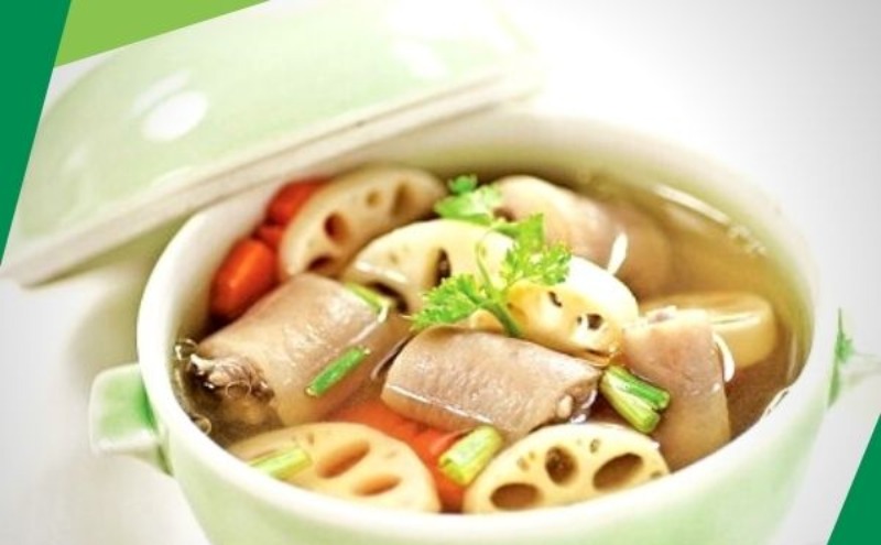 Món canh đuôi heo hầm củ sen trong tô sứ