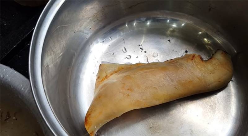 Da bò làm sạch với nước muối loãng