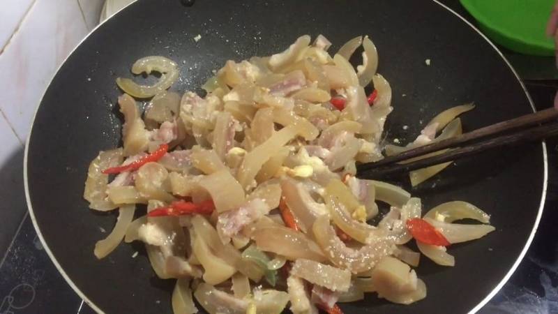 Xào da bò với hỗn hợp sả ớt 