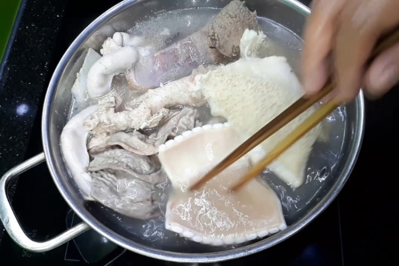  Dùng phèn chua để giữ màu trắng và khử mùi dạ dày bò