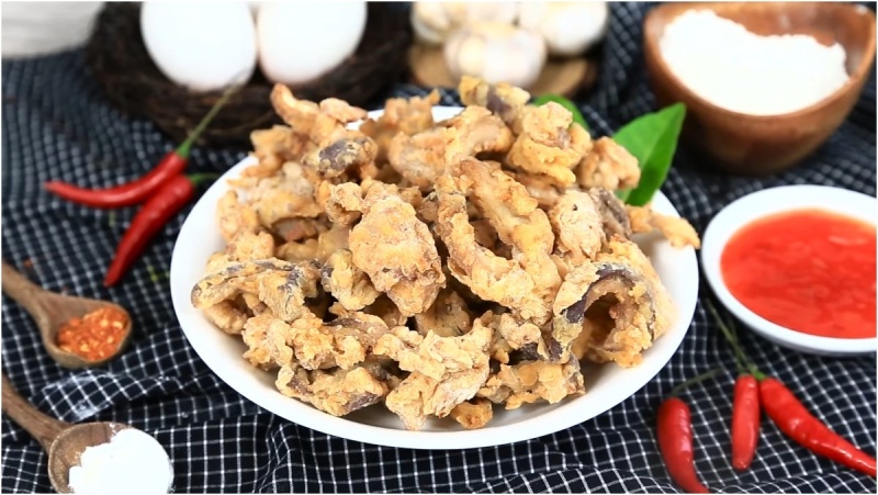 Dạ dày heo chiên giòn chấm cùng tương ớt