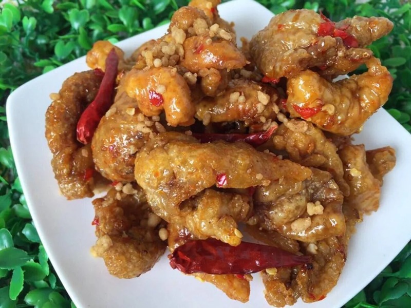 Thành phẩm da gà chiên mắm sốt tỏi ớt