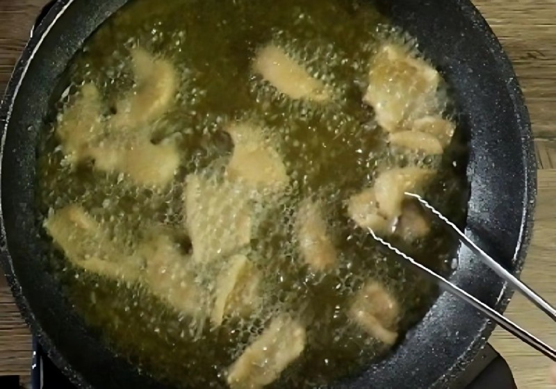 Lăn bột và chiên ngập dầu da gà