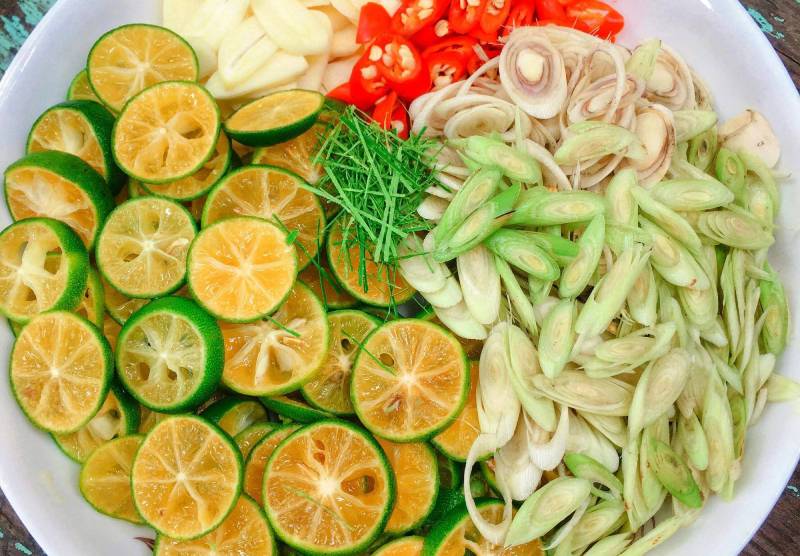 Nguyên liệu gồm: Tắc, sả, tỏi, ớt, lá chanh.