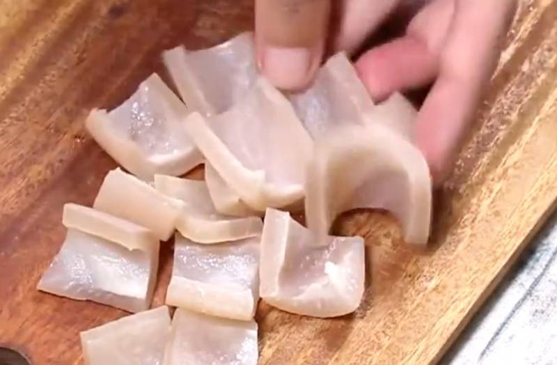 Đem da heo vừa luộc cắt thành miếng vừa ăn