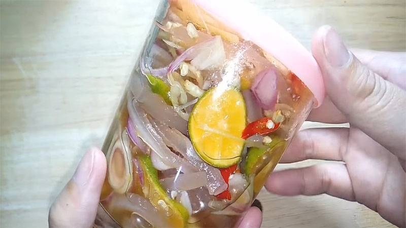 Ngâm da heo trong hũ thuỷ tinh