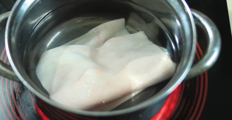 Cho da heo vào nồi nước luộc chín