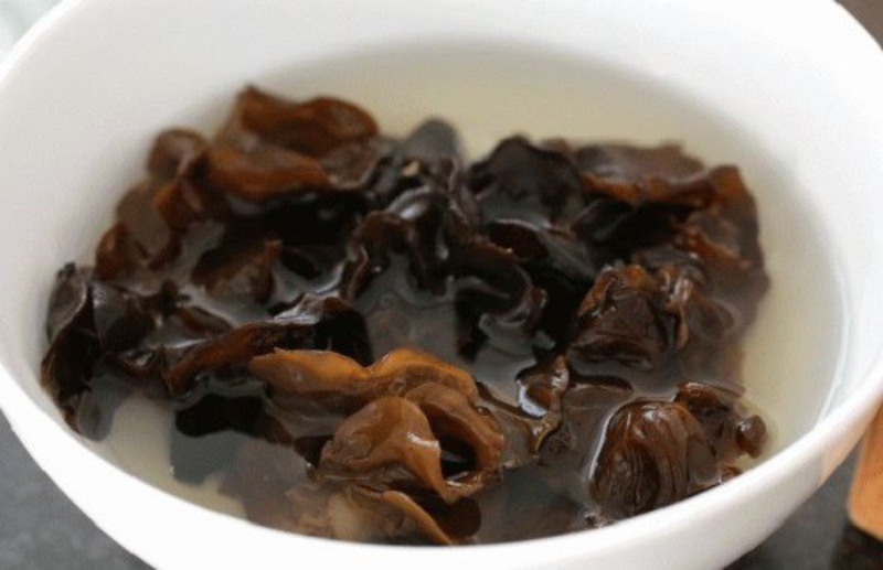 Ngâm mộc nhĩ cho nở