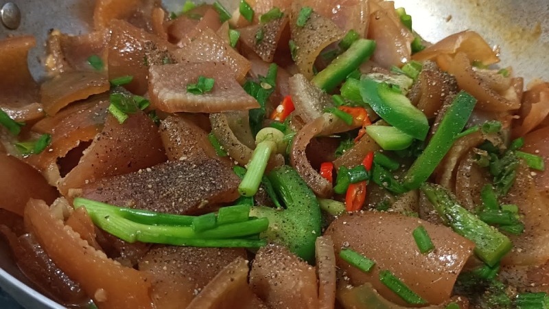 Da heo kho tiêu với tiêu đen, hành và ớt.