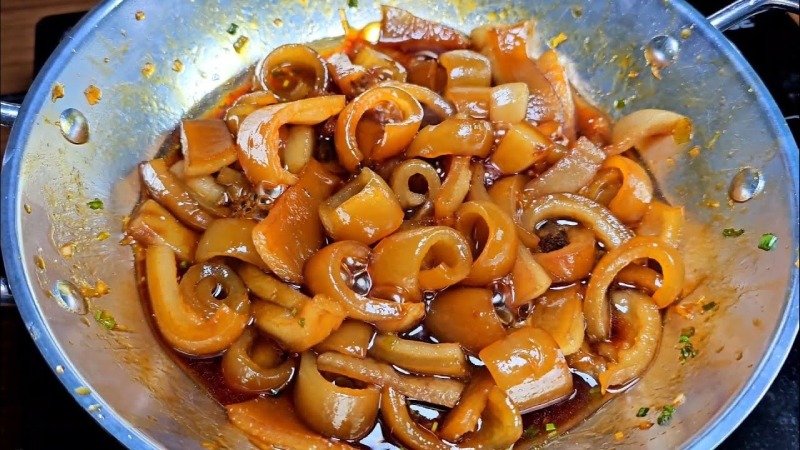 Da heo kho tiêu mềm, thấm gia vị.