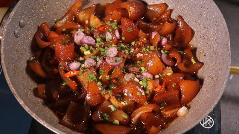 Món da heo kho tiêu thơm ngon trong chảo.