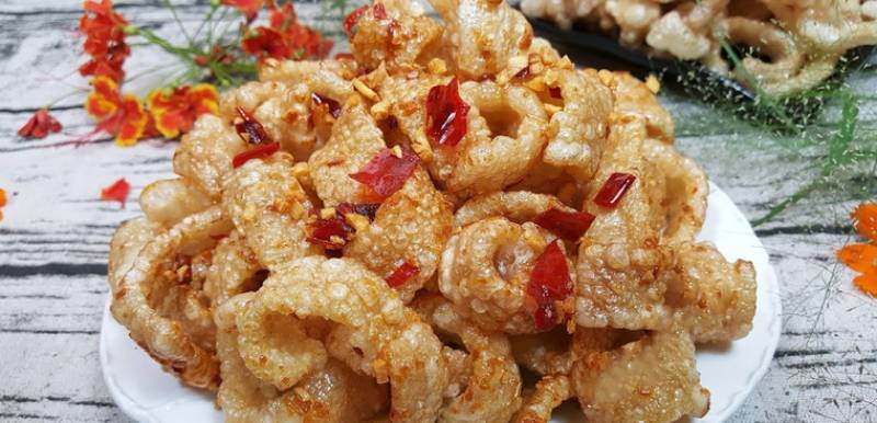 Da heo lắc muối ớt giòn cay hấp dẫn.