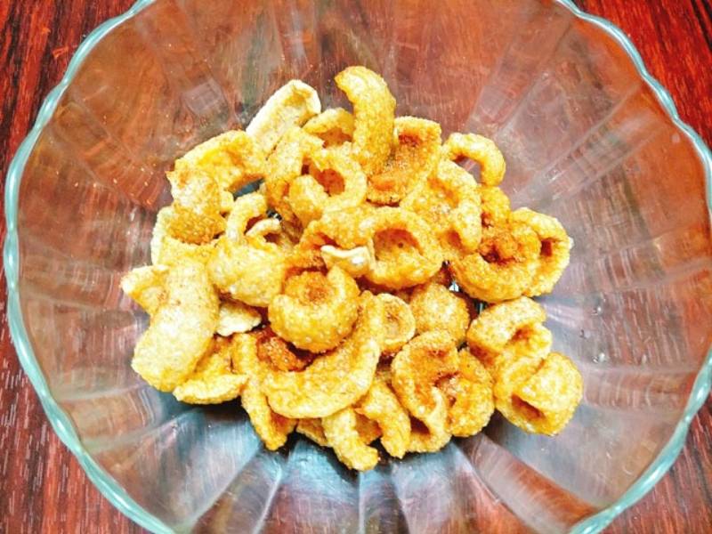 Tiến hành lắc muối ớt cho da heo đã chiên giòn