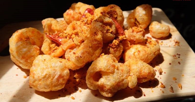 Da heo lắc muối ớt với tỏi phi và ớt khô.