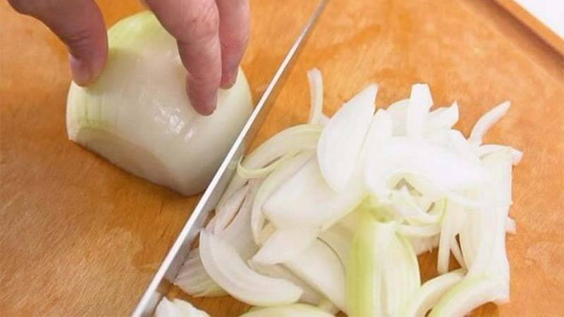 Cắt hành tây để trộn cùng da heo.