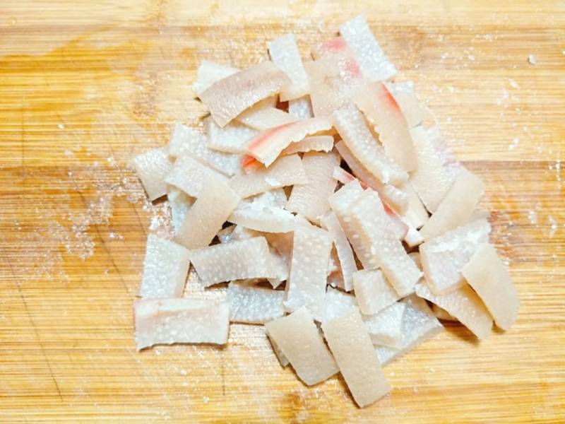 Da heo luộc cắt miếng vừa ăn