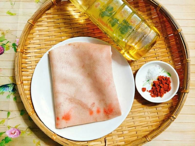 Nguyên liệu làm da heo lắc gồm da heo, dầu ăn, muối và ớt bột.