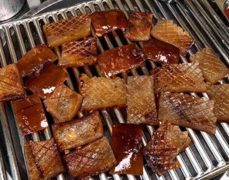 Mẻ da heo muối ớt được nướng đều trên vỉ than