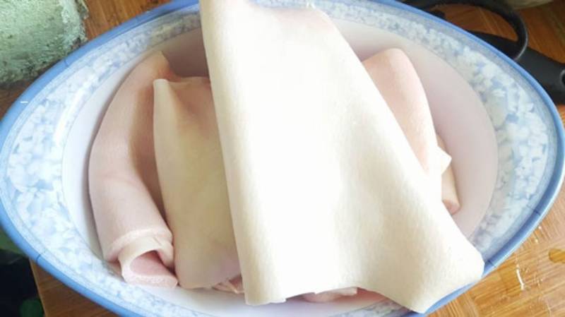 Chuẩn bị da heo đã qua sơ chế