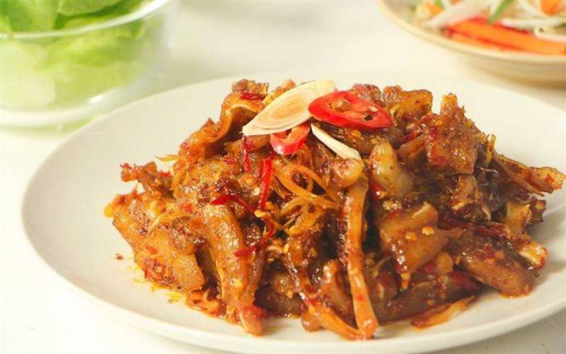 Đĩa da heo xào sả ớt cay giòn, đậm đà