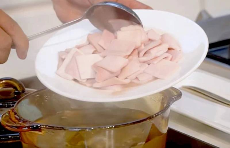 Cho da heo vào nồi nước luộc