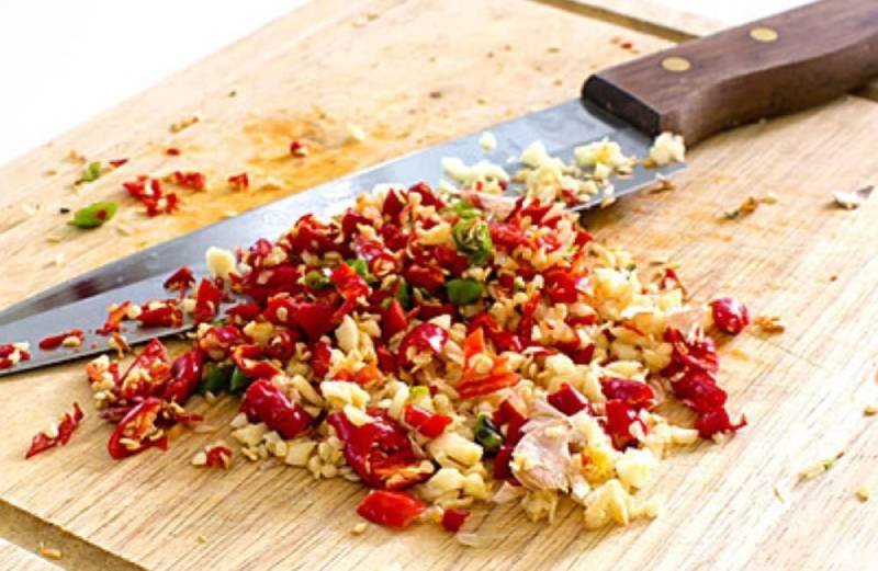 Băm nguyễn tỏi, ớt và sả