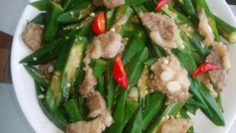 Món đậu bắp xào thịt heo nóng hổi