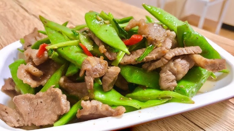 Món đậu Hà Lan xào thịt heo bày trên đĩa
