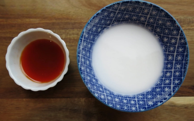 hòa một muỗng canh bột sắn dây với nước, làm sánh dầu hào