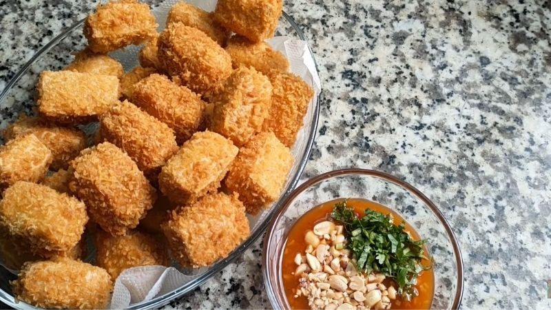 Thành phẩm đậu hũ chiên xù chấm sốt me