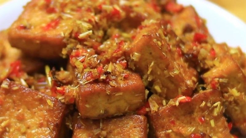 hoàn thành món đậu hũ kho sả ớt ăn với cơm hoặc dùng làm mồi nhắm cực hấp dẫn