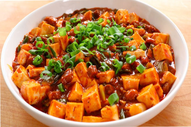 Thêm đậu hũ và hoàn thiện món đậu hũ Tứ Xuyên