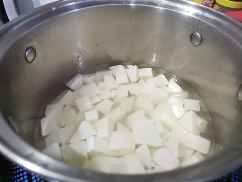 Đun sôi nước và trần sơ đậu hũ