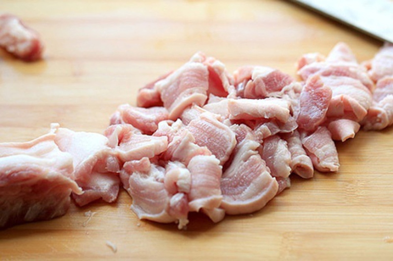 Thịt heo được thái miếng vừa ăn