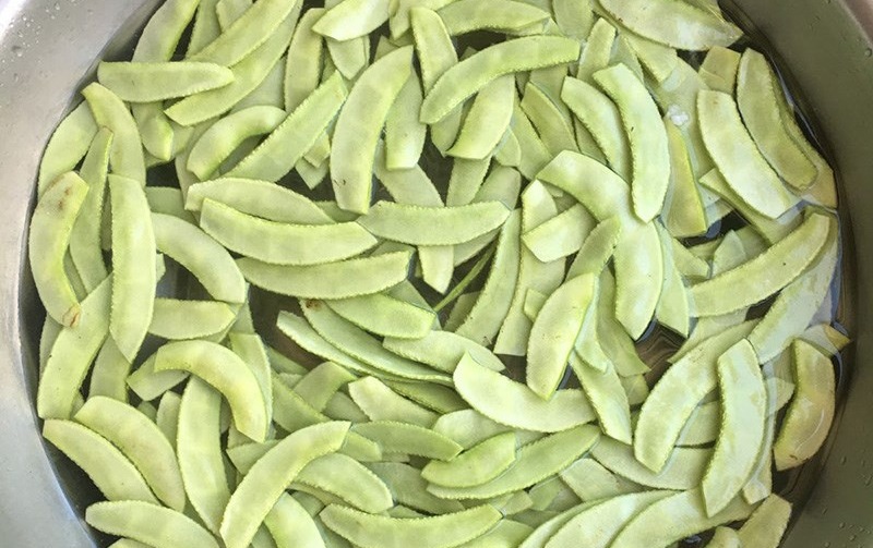 Đậu được sơ chế và ngâm nước