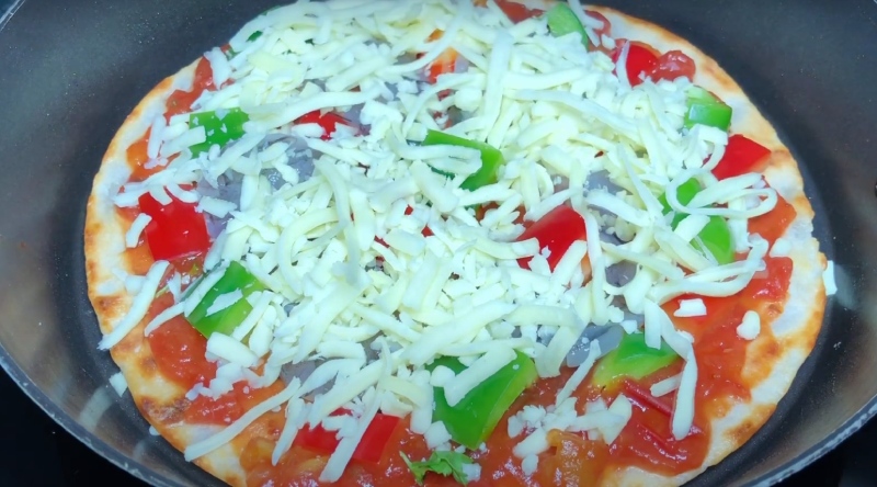 Một số topping được cho thêm trên mặt bánh