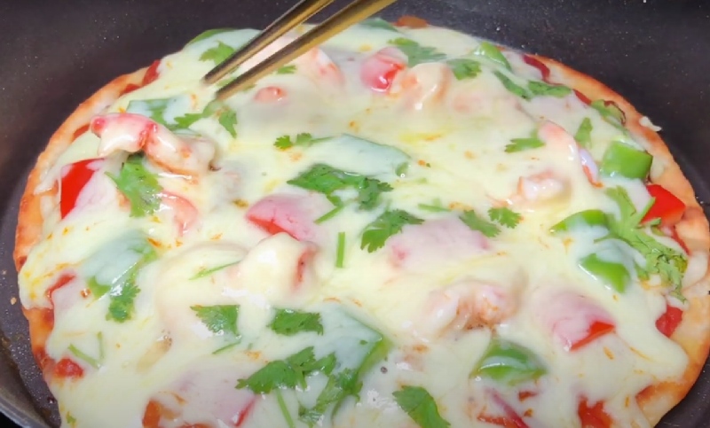 Pizza nướng xong nhìn rất ngon miệng