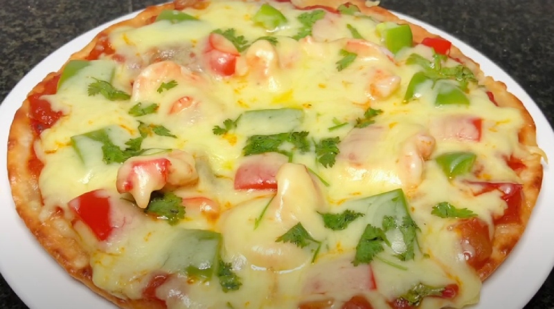 Pizza đặt trên đĩa