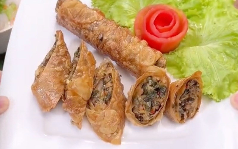 Dôi sắp ra dĩa và trang trí kèm cà chua, xà lách