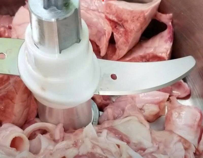 Công đoạn xay cuống họng và mỡ heo