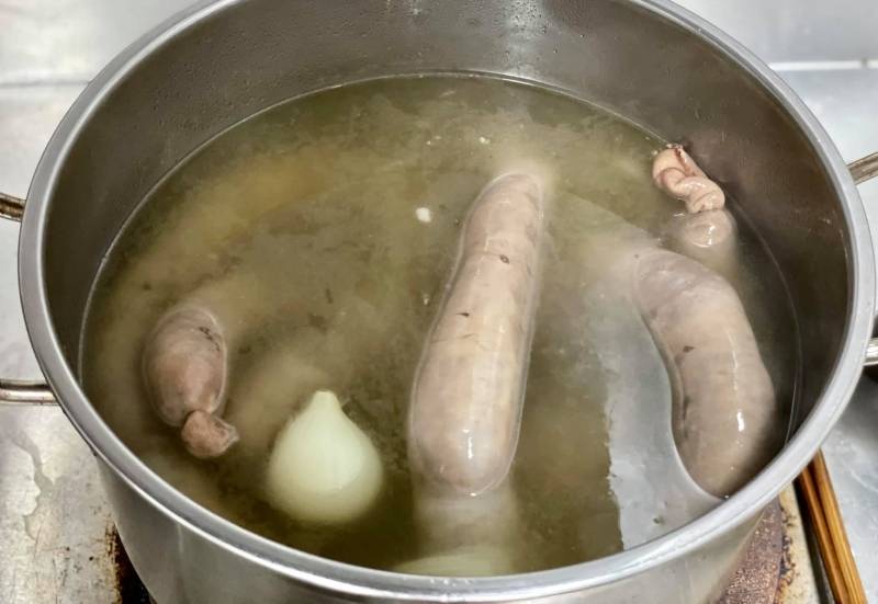 Cho dồi heo vào nồi và luộc dồi heo
