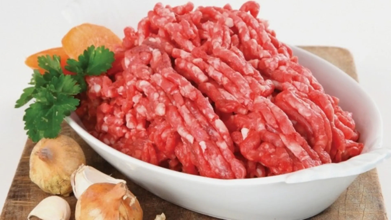 Thịt heo băm tươi thường có màu hồng tươi