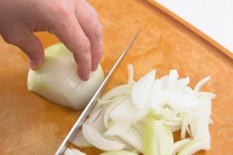 Hành tây bóc vỏ, rửa sạch, thái múi cau mỏng