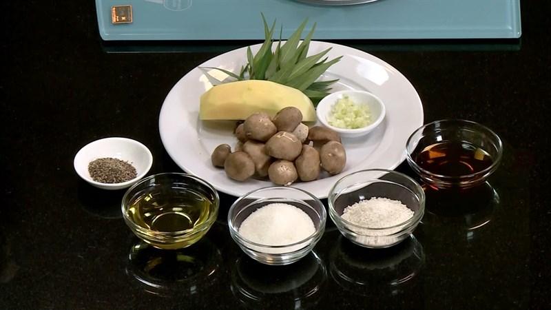 Chuẩn bị nguyên liệu làm đu đủ xào chay với nấm hương