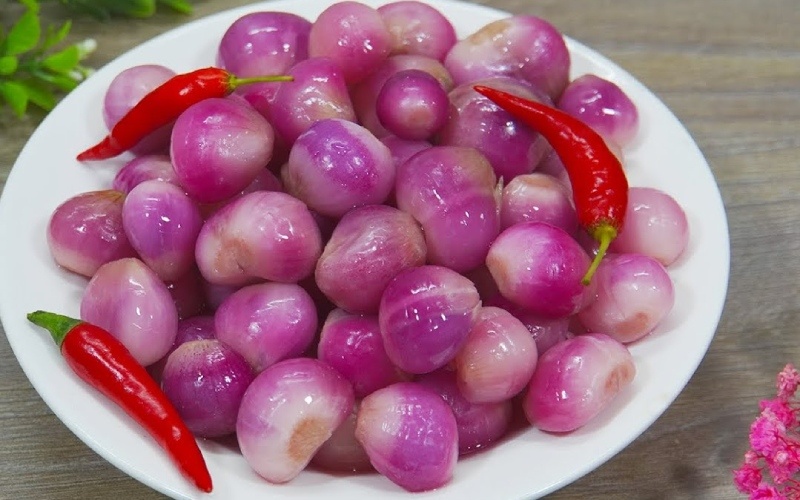 Nguyên liệu hành tím và ớt rửa sạch chuẩn bị muối dưa giá hẹ củ kiệu