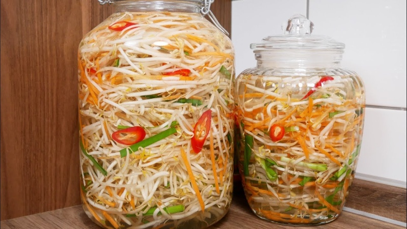 Hũ dưa giá muối chua với cà rốt, ớt và hẹ