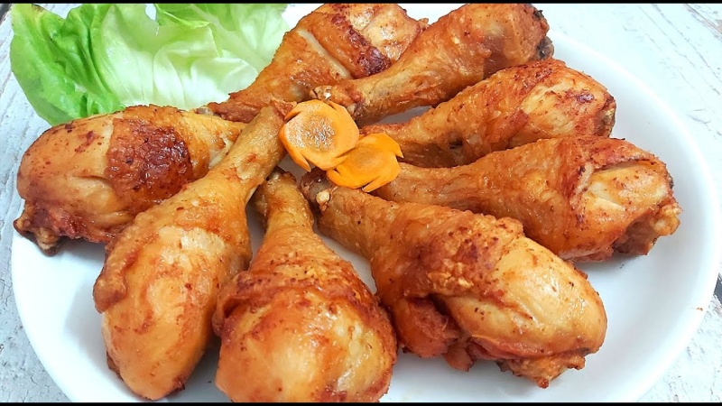 đùi gà chiên giòn dọn ra đĩa và thưởng thức