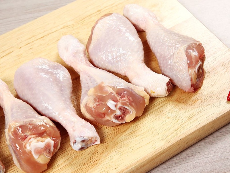 Những chiếc đùi gà tươi, thịt có màu hồng